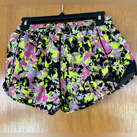 Gently worn Lululemon shorts size 8 low rise - Picture 3 of 4